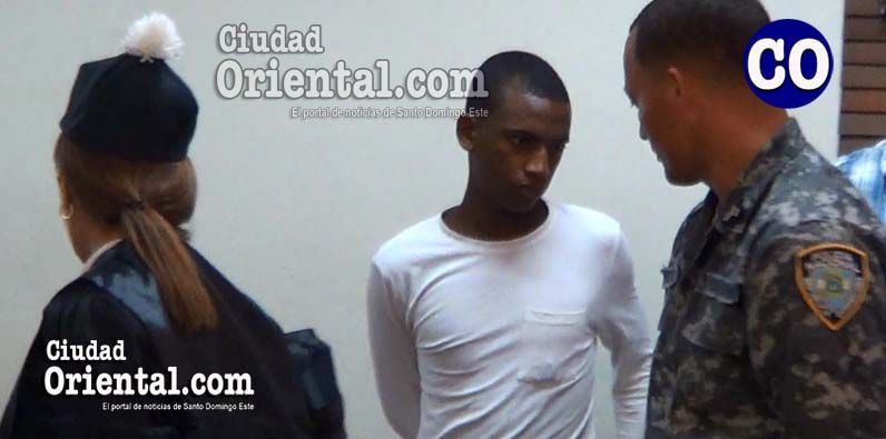 Edison Arias Castro (a) Veraison,entre la abogada y el custodio.