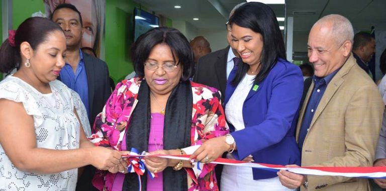 corte de cinta que dejó inaugurada la oficina de SeNaSa en Monte Plata.