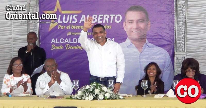 Luis Alberto Tejeda saluda a los pre candidatos a regidores que la acompañan