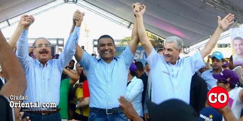 Desde la izquierda Danilo Medina, Luis Alberto y Gonzalo Castillo (El Penco)