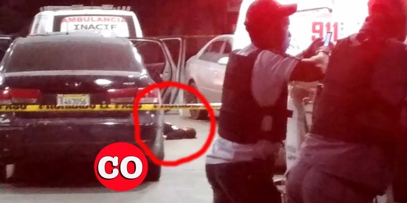 El cadáver de uno de los supuestos asaltantes yace en el pavimento