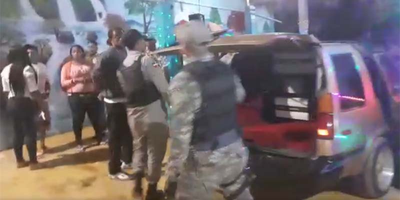 Policías alrededor de uno de los vehículos con potentes equipos de sonido en el establecimiento de El Poly