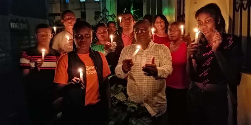 Miembros de la sociedad civil realizan una vigilia en Invivienda Santo Domingo
