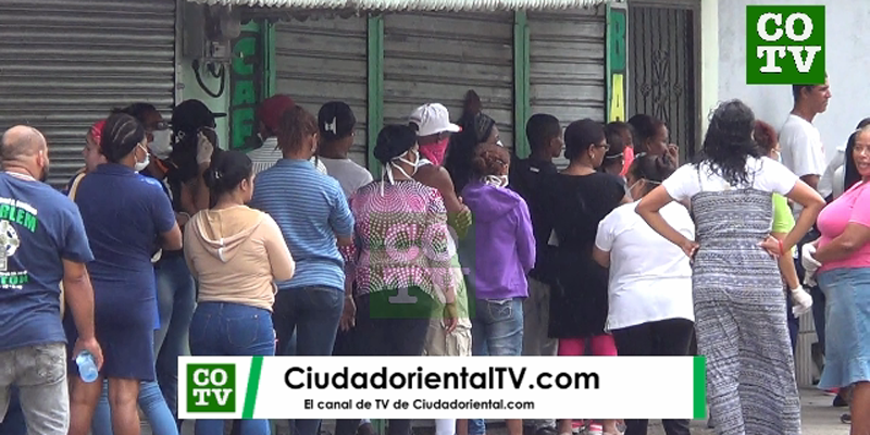 Filas en el Banreservas de Los MIna