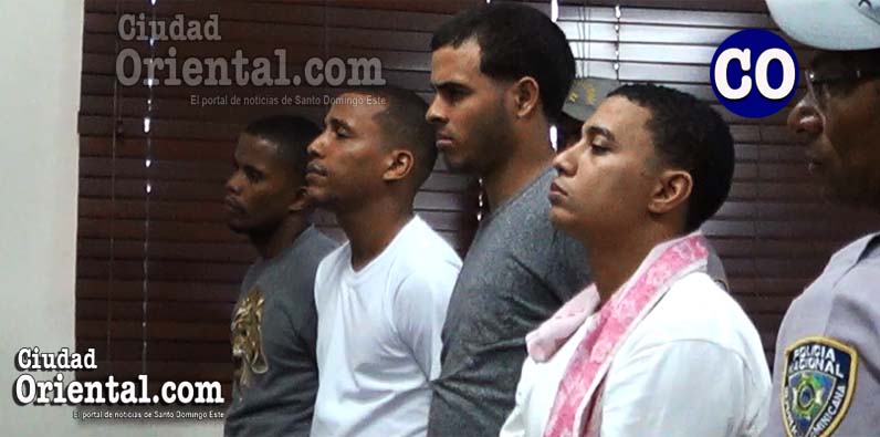 Los cuatro imputados al escuchar la sentencia.