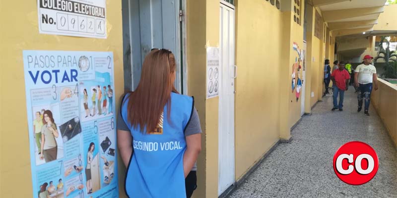 Una funcionaria de un colegio electoral espera a los votantes