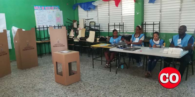 Los funcionarios de este colegio electoral esperan a los electores