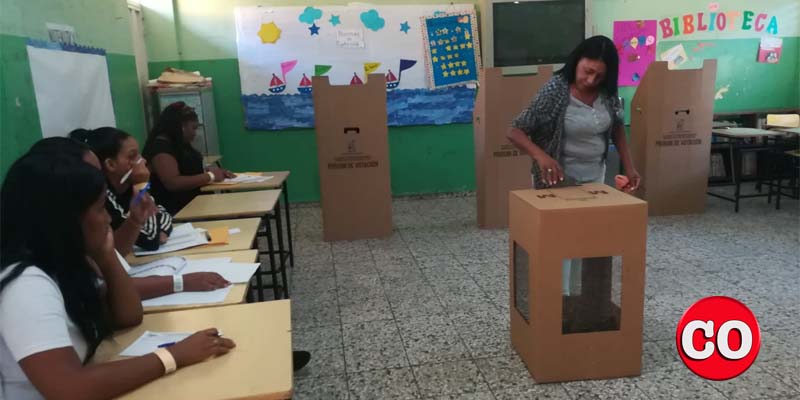 Una ciudadana ejerce su derecho al voto en un colegio electoral de SDE