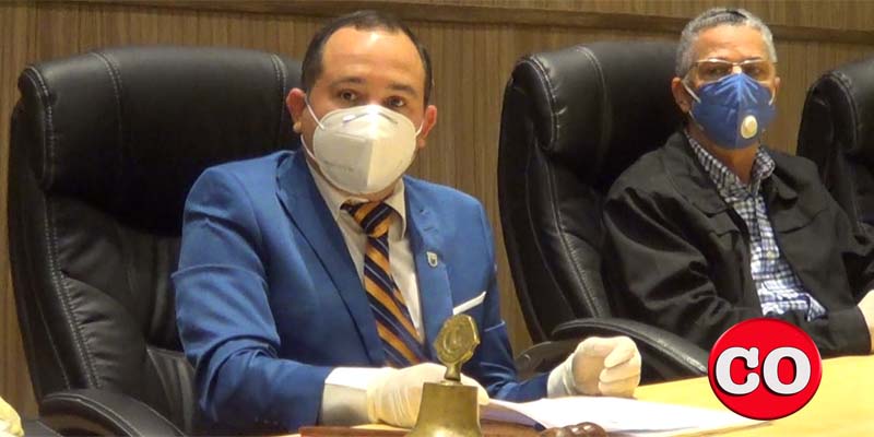 Franklin Marte, (i), Presidente del Concejod e Regidores, y el alcalde Manuel Jiménez (Foto de archivo)