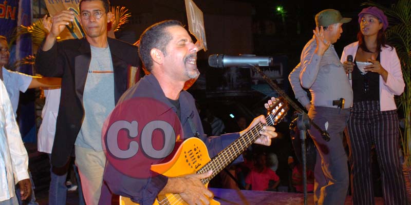 Manuel Jiménez con guitarra