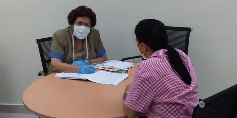 Olga Haché, de frente, en su despacho del ASDE