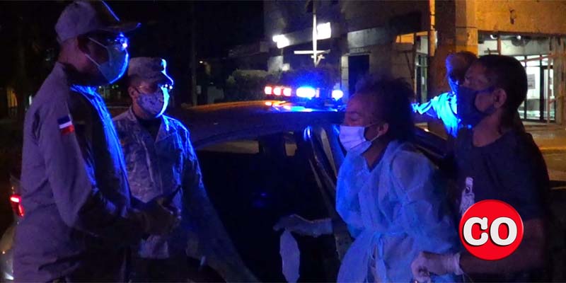 El coronel Franklin Grullón auxilia pareja durante el toque de queda