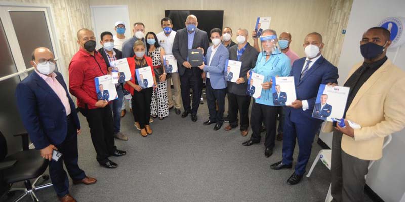 Roberto Fulcar encabeza reunión con dueños de bancas de lotería que respaldan a Luis Abinader