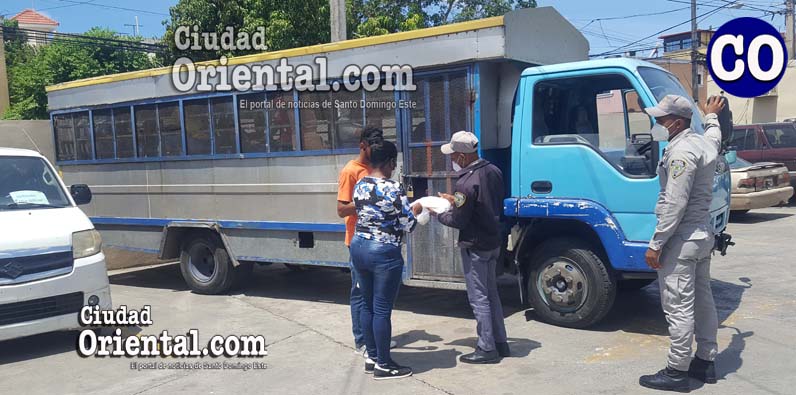 Un familiar lleva de comer a uno de los presos en el camión.