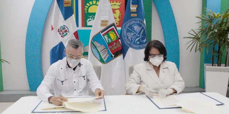 Manuel Jiménez) y Enma Polanco alcalde de SDE y rectora de la UASD, respectivamente, firman convenio de colaboración ASDE-UASD, el 25 de Junio del 2020
