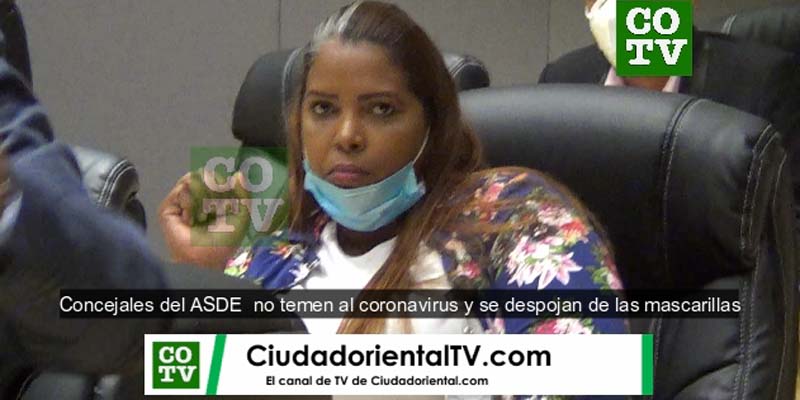 Una regidora del ASDE se despoja del tapaboca durante los debates en el Concejo de Regidores