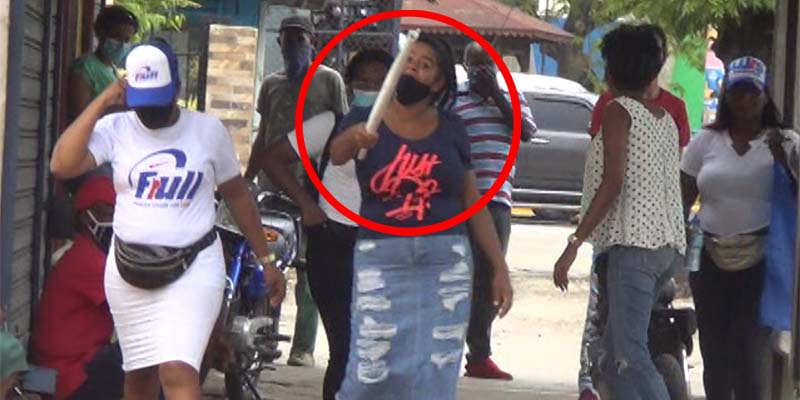 Esta mujer amenaza a Cinthia Polanco con golpearla con un palo