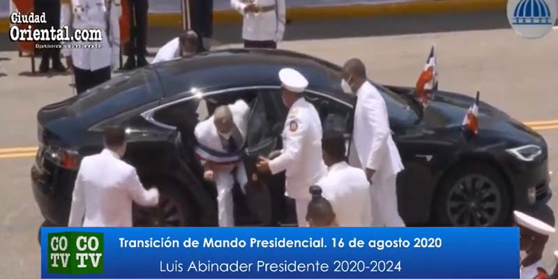 Momento en que al presidente Luis Abinader se le cae la banda presidencial, simbolo del poder en RD