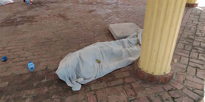 El cadáver fue cubierto con una sábana por vecinos