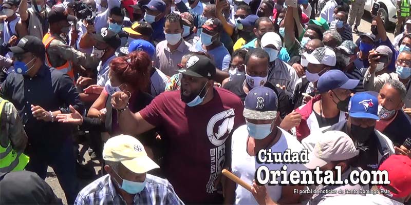 Empleados, funcionarios del ASDE y otros seguidores de Manuel Jiménez a la ofensiva en la terminal de autobuses