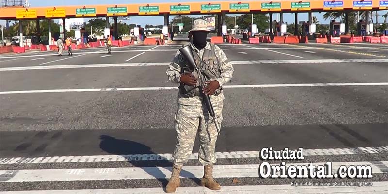 Un soldado hace guardia durante la cuarentena en el Gobierno de Danilo Medina/ Foto de archivo