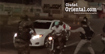 Dos soldados son detenidos en una moto y vestidos de civil son detenidos por violar el toque de queda