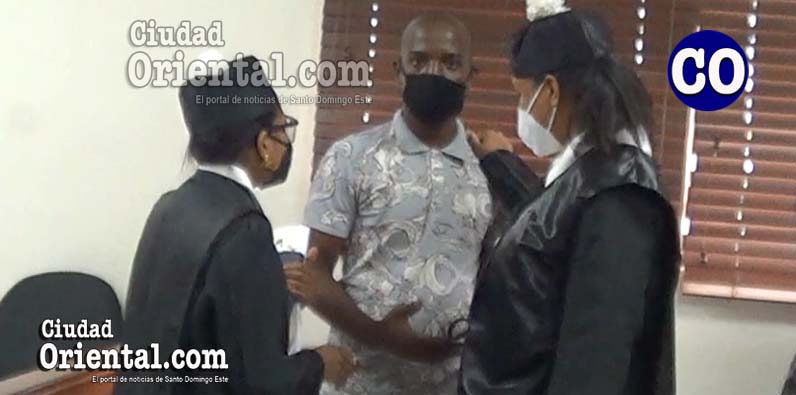 Braulio Antonio Villanueva Vargas (a) Hernández, junto con sus abogadas.