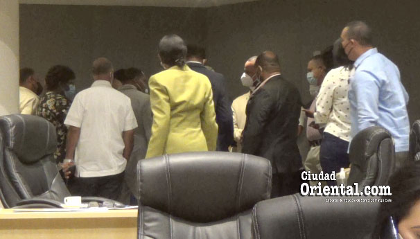 Cabildeo en pleno apogeo en la Sala capitular del ASDE