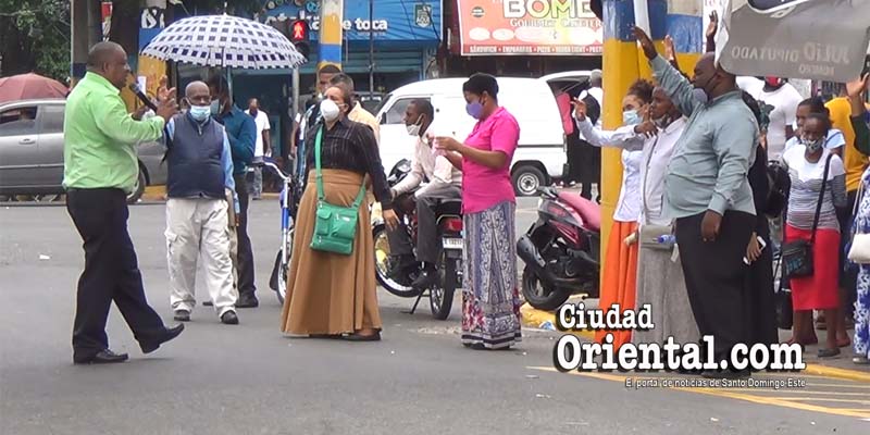 Estos evangélicos se exponen a ser atropellados. Ellos dicen que son los automovilistas quienes tienen que cuidarlos