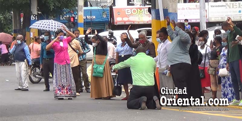 Los evangélicos ocupan la avenida para predicar, en el mismo lugar que estaban los vendedores informales