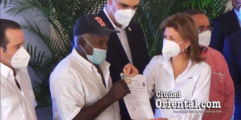 La vice presidenta Raquel Peña le entrega a Mario Boyer su certificado de afiliación al SENASA