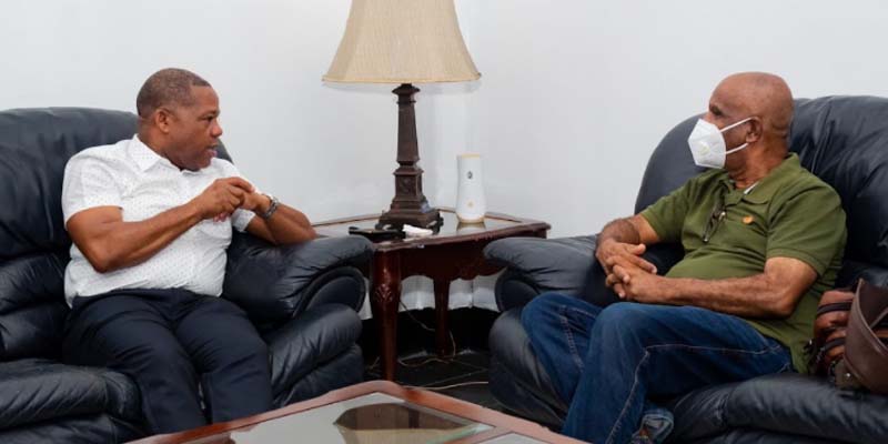 Adan Peguero (i) y Robert Vargas