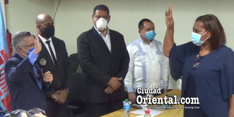 Alcalde Manuel Jiménez toma juramento a Teodosia D´Oleo en la Regional 10 de Educación