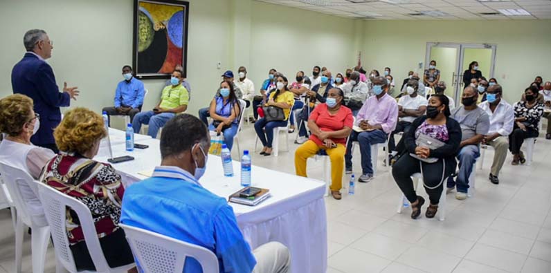 El alcalde Manuel Jiménez, al hablar a los lideres de Juntas de Vecinos.
