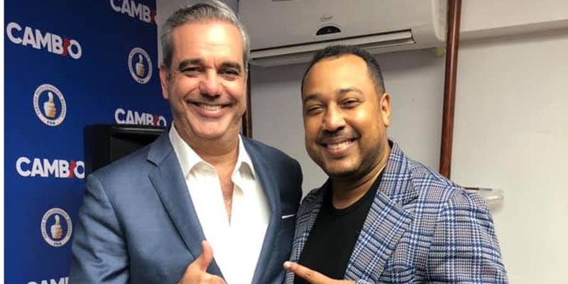 El presidente Luis Abinader (i) y el Director de la Radio Educativa Dominicana, Miguel Ortega en foto de archivo