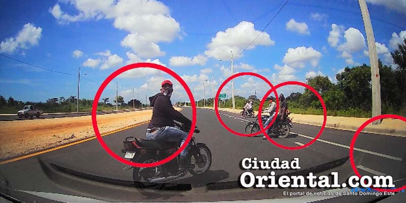 Estos motorizados bloquearon el avance de mi vehículo