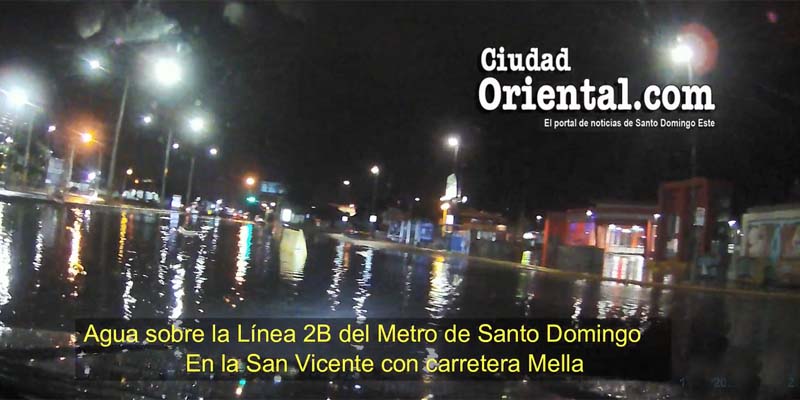 Agua sobre la terminal del Metro de Santo Domingo, frente a Megacentro