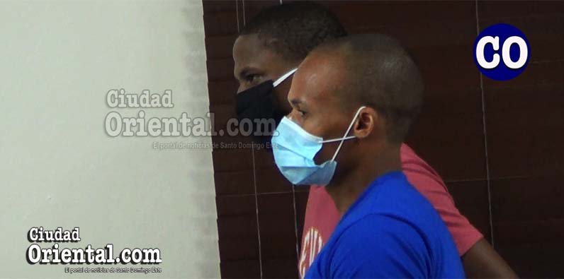 Los dos condenados, al escuchar la sentencia.