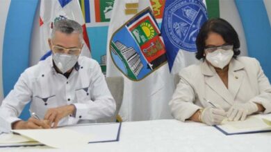 Manuel Jiménez y Enma Polanco firman el convenio en nombre del ASDE y d e la UASD, respectivamente