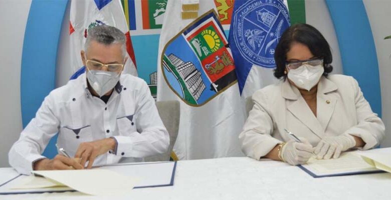 Manuel Jiménez y Enma Polanco firman el convenio en nombre del ASDE y d e la UASD, respectivamente