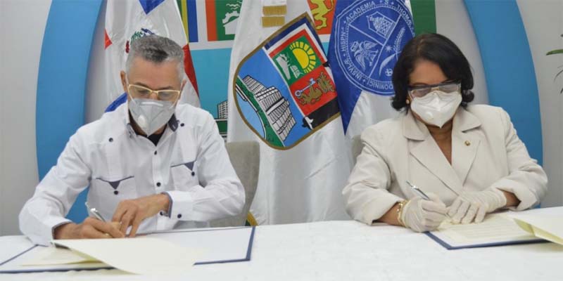 Manuel Jiménez y Enma Polanco firman el convenio en nombre del ASDE y d e la UASD, respectivamente