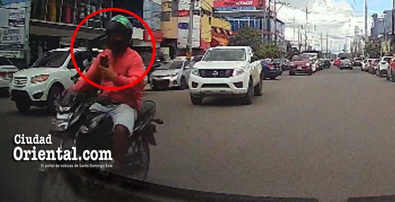 Este motorista observa despreocupado su teléfono mientras conduce su vehículo en la avenida Venezuela