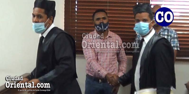 Ricardo Vicente Amador (a) Ricardito, junto a sus abogados.