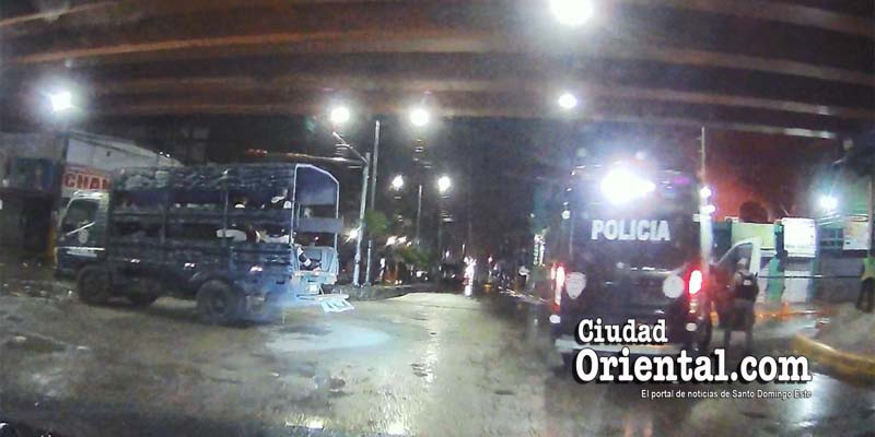 Un reten policial y militar durante el toque de queda en Santo Domingo Este