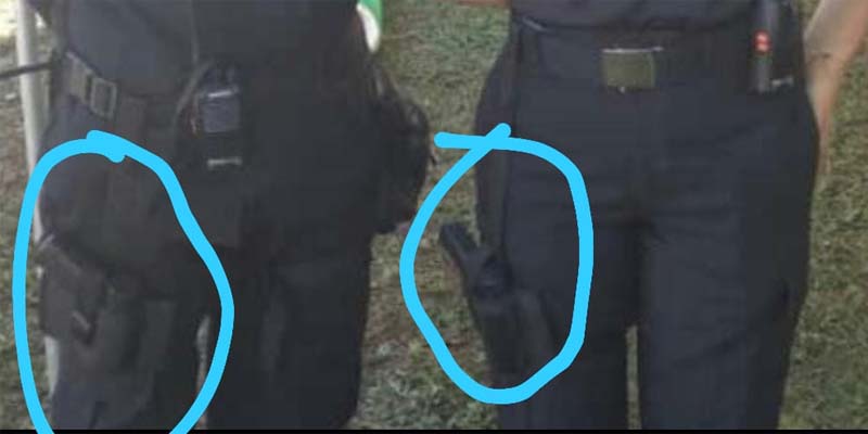 Miembros de uno de los grupos paramilitares usan uniformes y portan armas de fuego al cinto