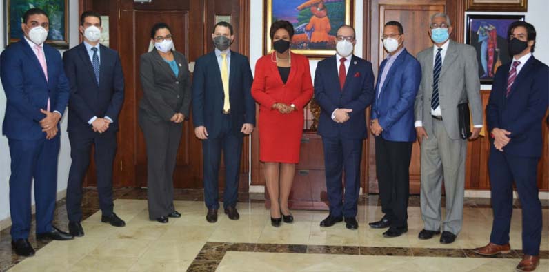 La Superintendente de Seguros, Josefa Castillo Rodríguez y el Intendente de Seguros, Francisco Campos Álvarez con los miembros de la Asociación Dominicana de Corredores de Seguros (ADOCOSE).
