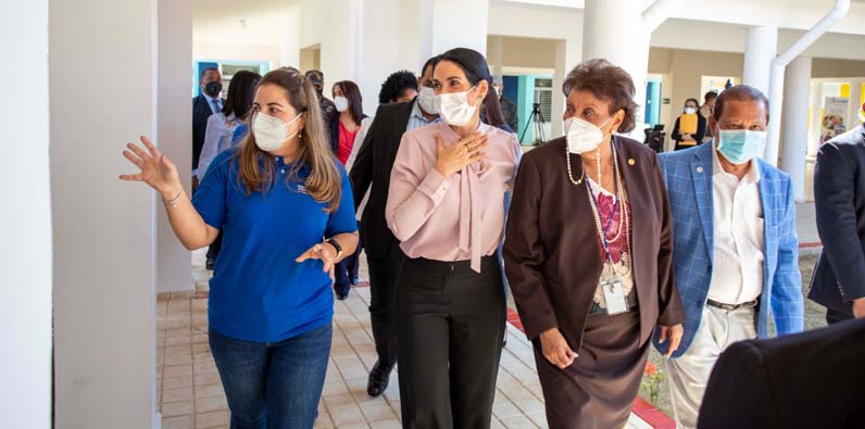 Arbaje de Abinader y Manola Santana estuvieron acompañadas de Rosa Yanina Torres, subdirectora de Gestión Operativa y Territorial del Inaipi.