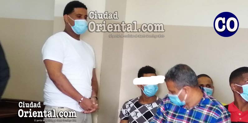 Confesor García Evangelista (a) El Gordo, de pies.