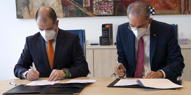 El Ministro del MESCYT, doctor Franklin García Fermín, y el rector de UNEATLANTICO, doctor Rubén Calderón Iglesias, al firmar el acuerdo.
