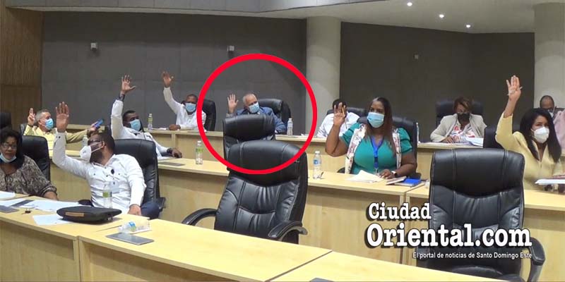 Robert Arias, en el círculo rojo, vota por el reglamento que fija los 22 mil pesos de compensación a los regidores del ASDE